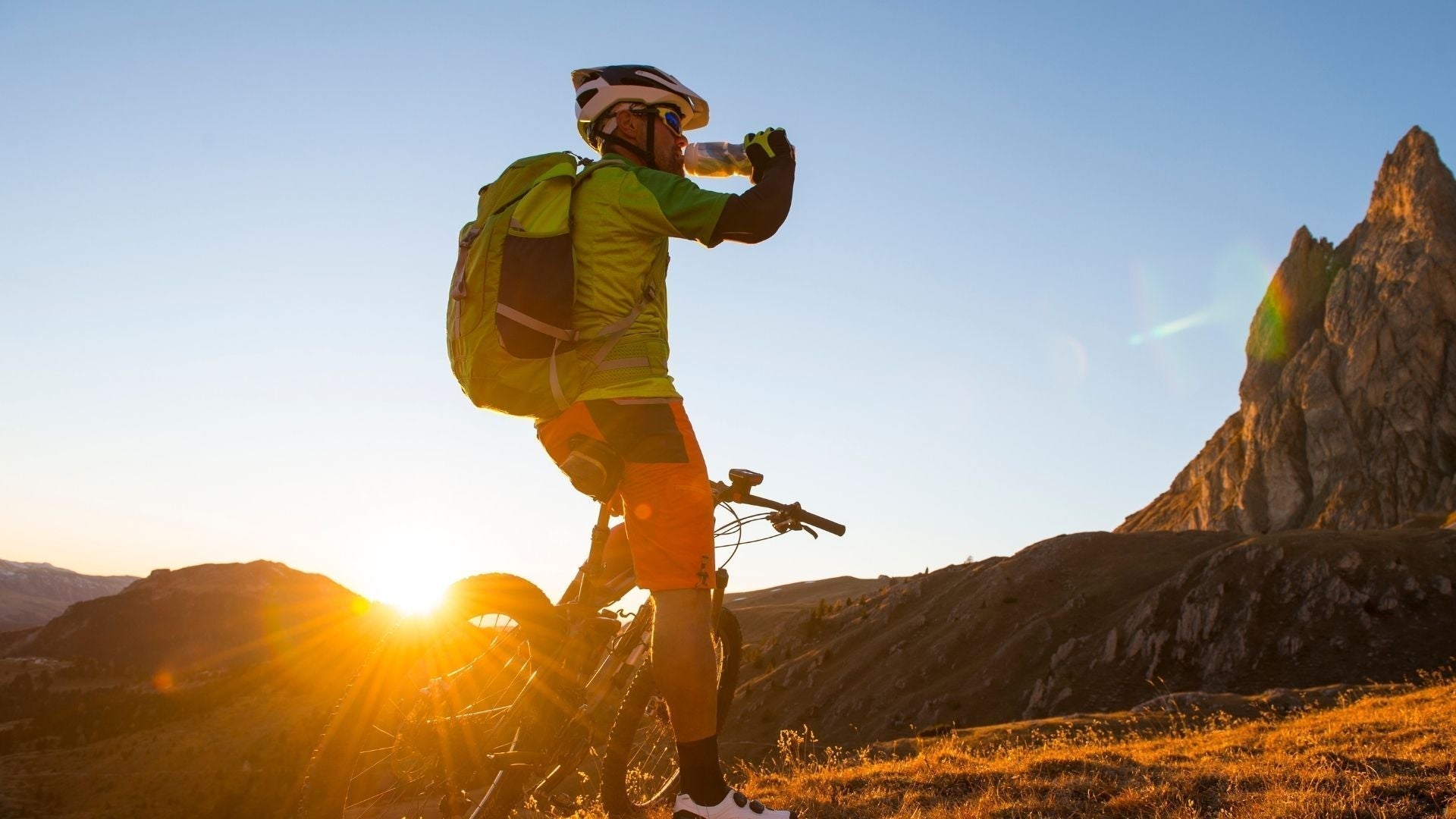Cycliste boit électrolytes Lytefit sur une montagne