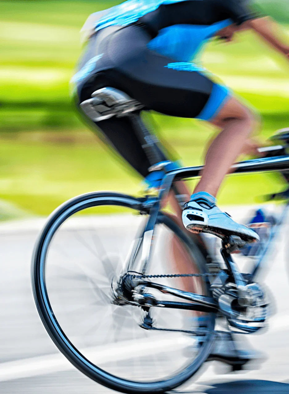 Cyliste en pleine course hydraté et performant grâce aux électrolytes citron lytefit