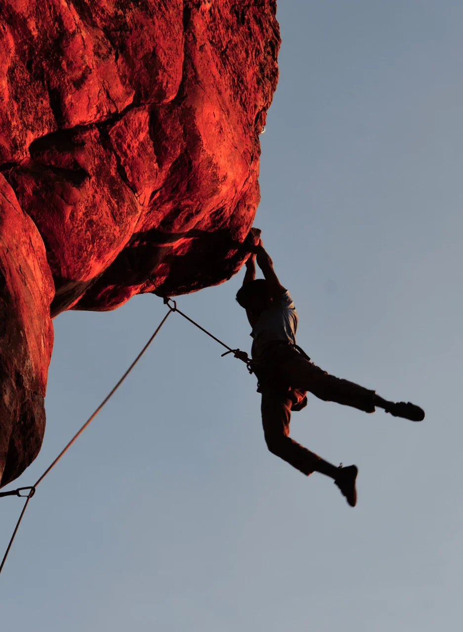 Sportif en escalade au coucher du soleil - Hydratation avec électrolytes Lytefit