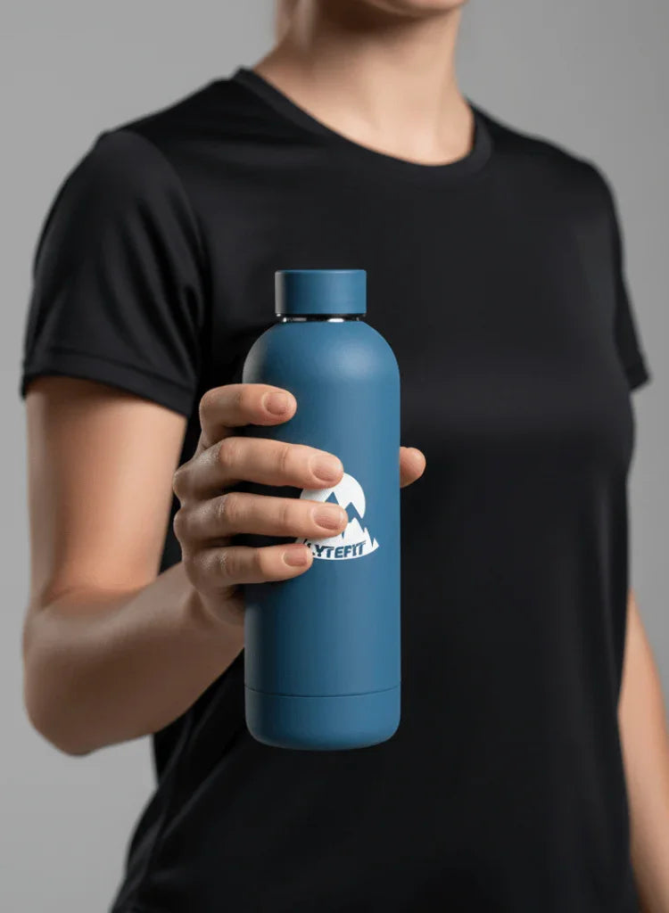 Gourde isotherme Lytefit bleu marine tenue en main - Format ergonomique pour le sport